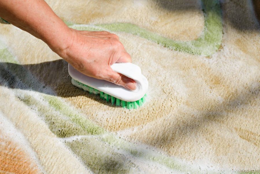 تکنیکهای پاک کردن لکههای سرسخت از روی فرش