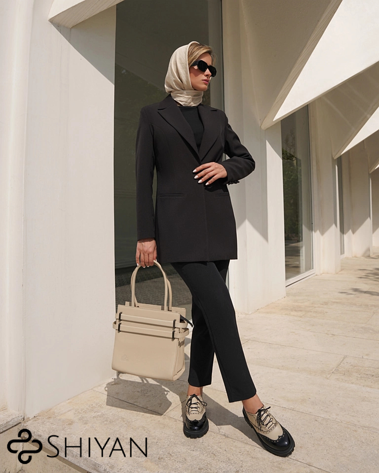 استایل زنانه با ست کیف و کفش مشکی